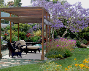 A shade canopy is an attractive element in the back garden.