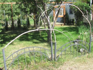 design idea for fence and gate with willow and bed frame
